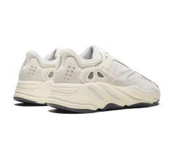 Adidas Yeezy Boost 700 - Analog