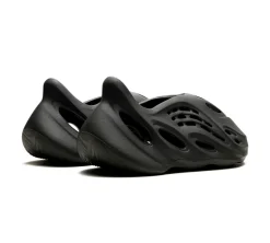 adidas Yeezy Foam RNR - Carbon