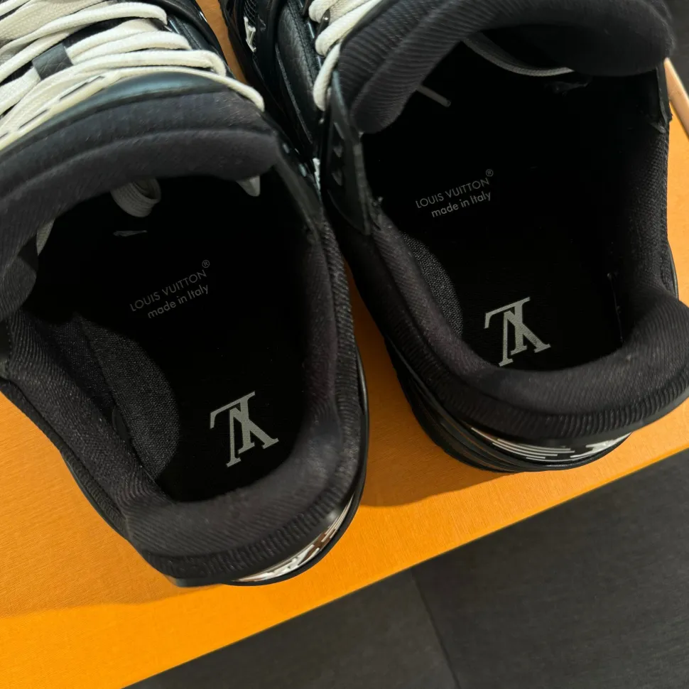 Louis Vuitton Trainer Black 42.5 - Embossed Monogram (USADO)