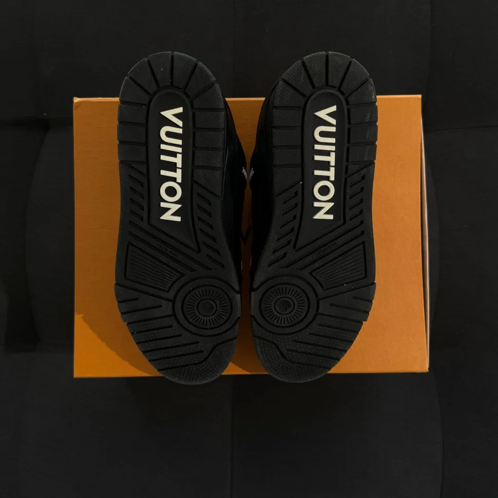 Louis Vuitton Trainer Black 42.5 - Embossed Monogram (USADO)