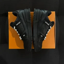 Louis Vuitton Trainer Black 42.5 - Embossed Monogram (USADO)