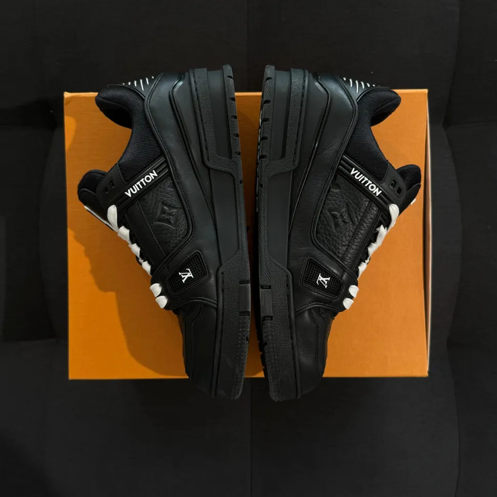 Louis Vuitton Trainer Black 42.5 - Embossed Monogram (USADO)