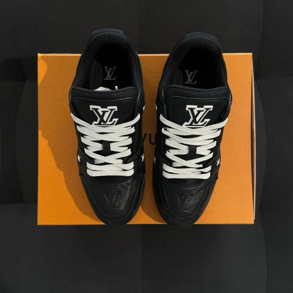 Louis Vuitton Trainer Black 42.5 - Embossed Monogram (USADO)